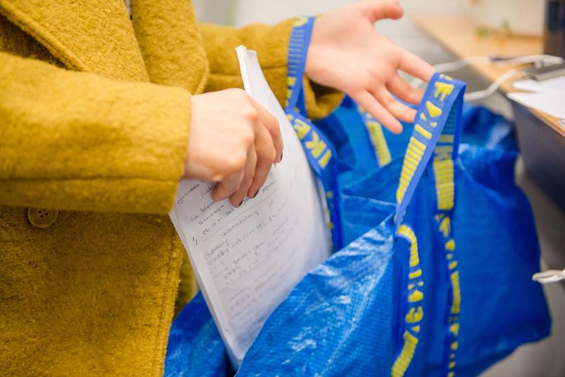Dokument wird in eine Tasche gesteckt. 