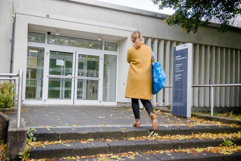 Junge Frau geht eine Treppe hoch.