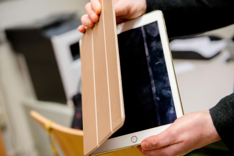 Tablet wird in die Kamera gehalten.