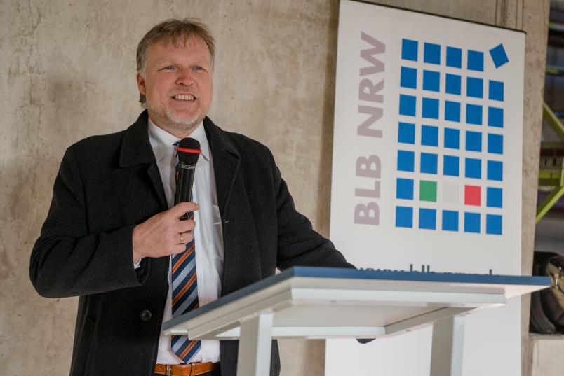 Helmut Heitkamp, Niederlassungsleiter des BLB NRW Dortmund, begrüßt die Gäste zum Richtfest am Gesundheitscampus.