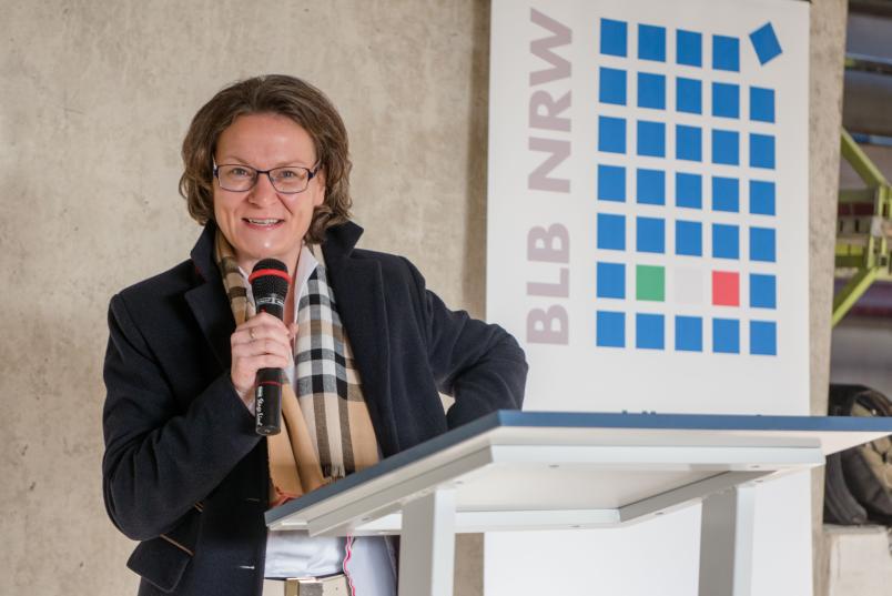 NRW-Bauministerin Ina Scharrenbach bei ihrem Grußwort zum Prodi-Richtfest
