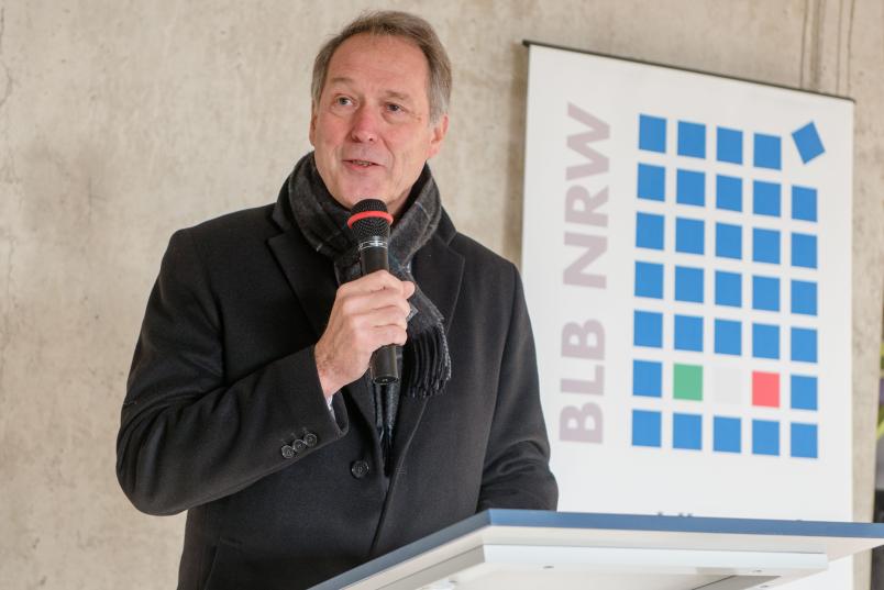 Axel Schölmerich, Rektor der RUB, hebt die Bedeutung von Forschungsbauten wie Prodi für die internationale Spitzenforschung der RUB hervor.