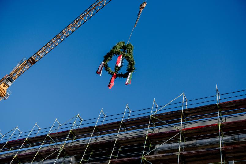 Richtkranz über dem Prodi-Gebäude bei schönem Wetter und blauem Himmel