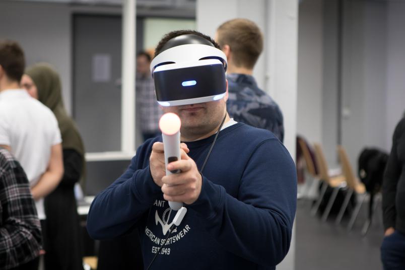 Student mit Virtual-Reality-Brille beim Erproben von Techniktrends