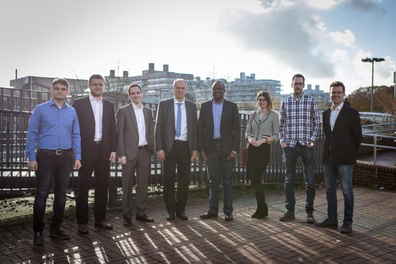 Gruppenbild der Preisträger 2017 mit Prorektor Andreas Ostendorf (4. von links).