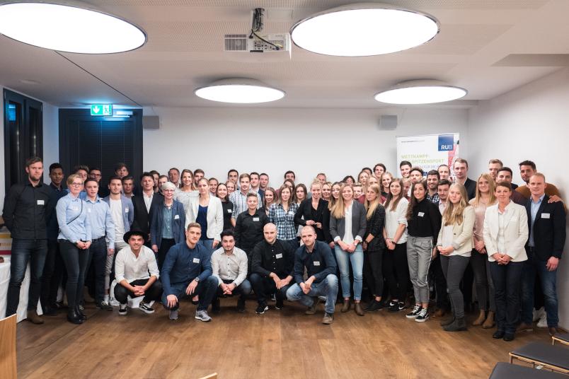 Gruppenfoto von etwa 70 Menschen