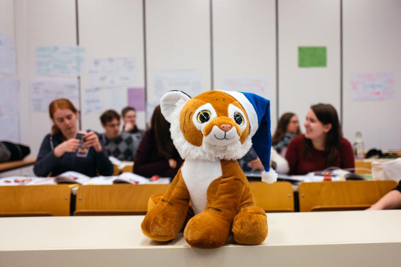 Ein Kuscheltier-Tiger sitzt auf einem Tisch