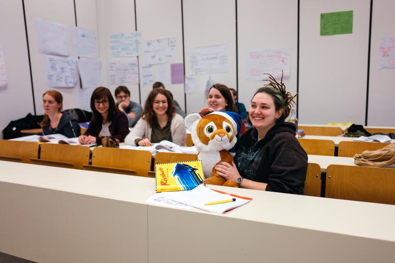 Ein Kuscheltier sitzt auf dem Schoß einer Frau