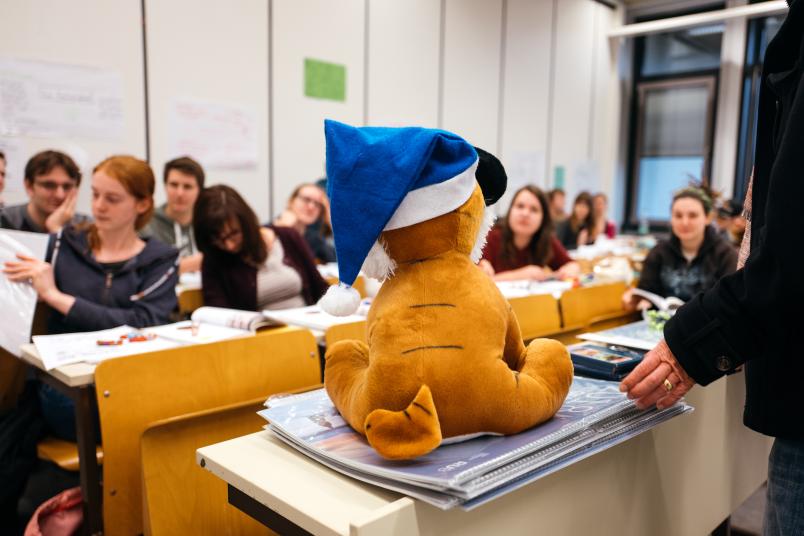 Ein Kuscheltier-Tiger sitzt auf einem Tisch