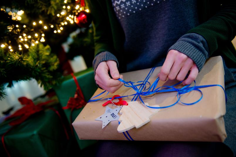 Weihnachtspäckchen unterm Tannenbaum