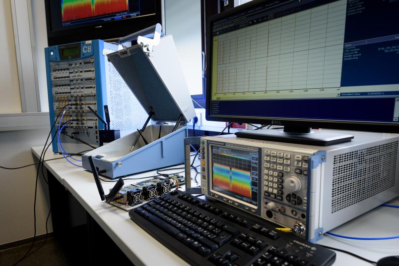 Aufbau aus einer Box, einem Computer und einem Gerät mit vielen Knöpfen