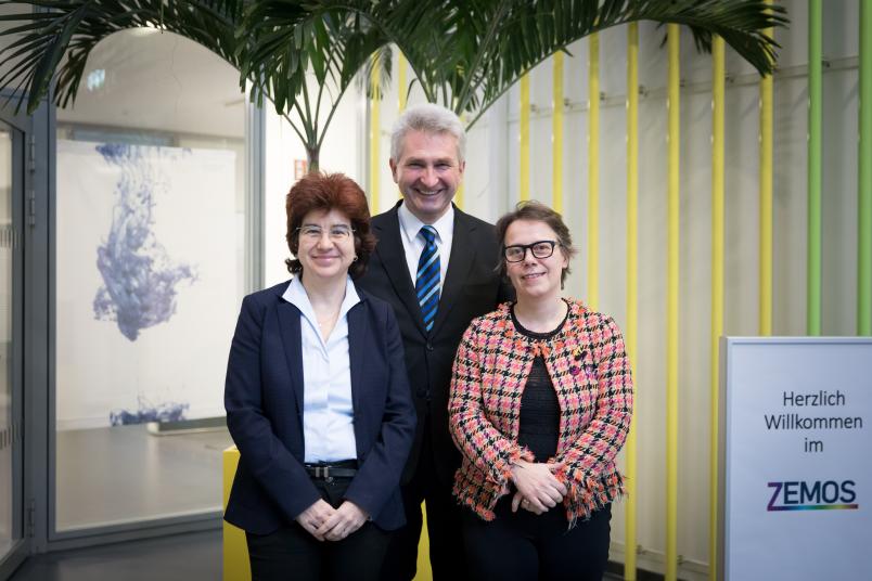 Besuch im Forschungsbau und Exzellenzcluster an der RUB: Wirtschaftsminister Andreas Pinkwart mit Prof. Dr. Martina Havenith-Newen (links) und Kanzlerin Dr. Christina Reinhardt.