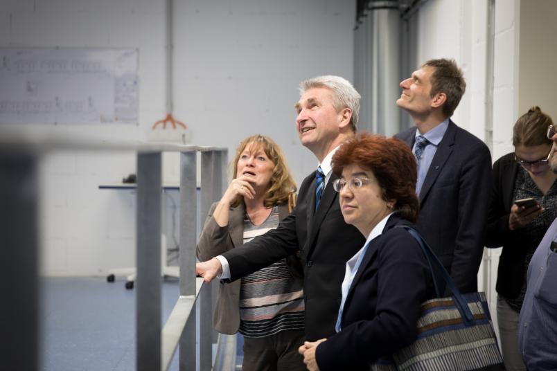 Bettina Kittel, Referatsleiterin im NRW-Wirtschaftsministerium, Andreas Pinkwart, Martina Havenith und Lukas Gooßen (von links) im Computerraum des Forschungsbaus