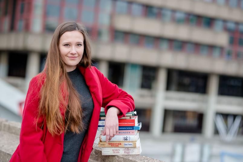 Studentin mit Büchern