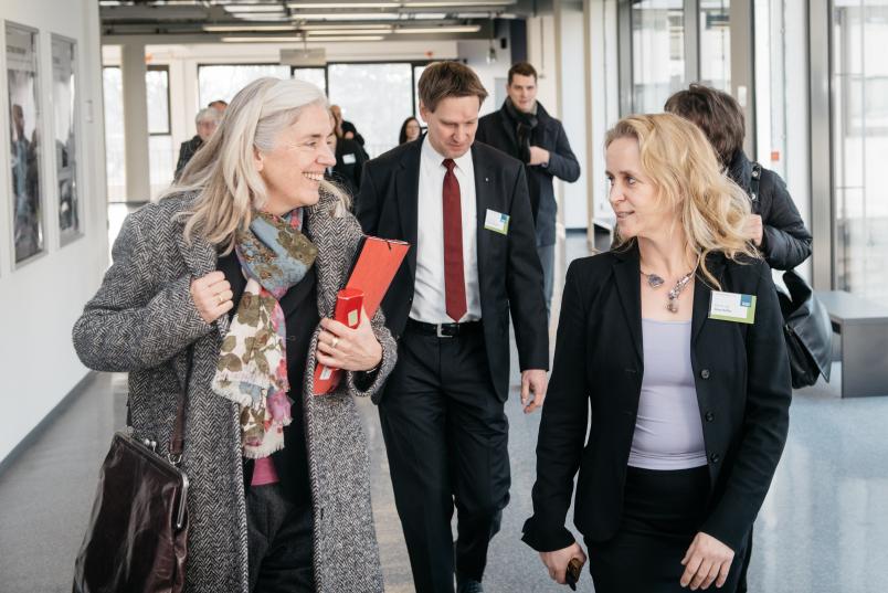 Ministerin Pfeiffer-Poensgen und Prof. Dr. Ilona Rolfes (rechts) beim Campusrundgang