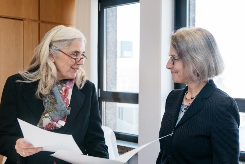 Urkundenübergabe von Ministerin Isabel Pfeiffer-Poensgen (links) an Ursula Marie Staudinger