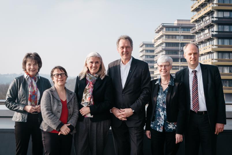 Gruppenfoto mit Wissenschaftsministerin und Rektorat