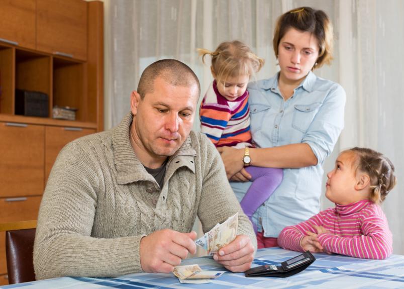 Familie zählt Geld.