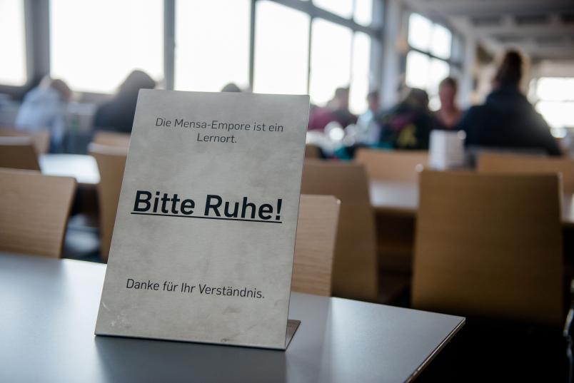 Schild "Lernort" steht auf einem Tisch.