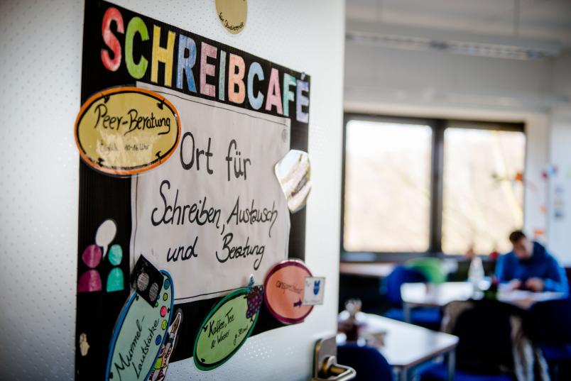 Geöffnete Tür mit Blick in einen Lernraum