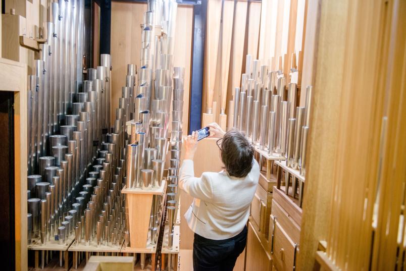 Dr. Christina Reinhardt fotografiert mit ihrem Smartphone die Zinnpfeifen der Klais-Orgel.