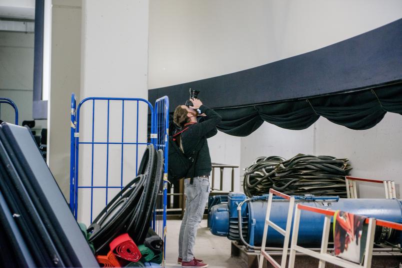 Mann fotografiert Leinwand.