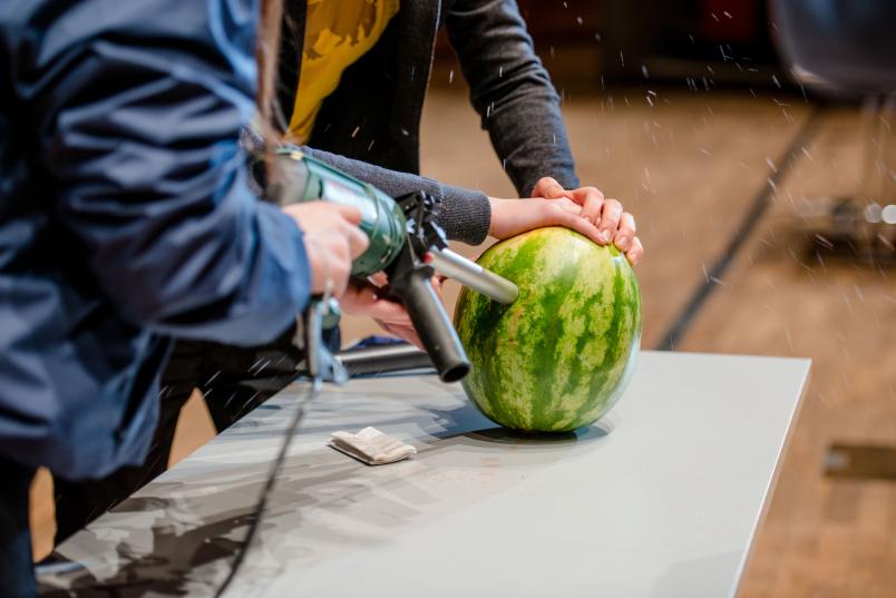 In eine Melone wird gebohrt