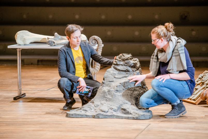 Fossilien auf der Bühne