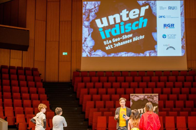 Mann und Kinder auf Bühne