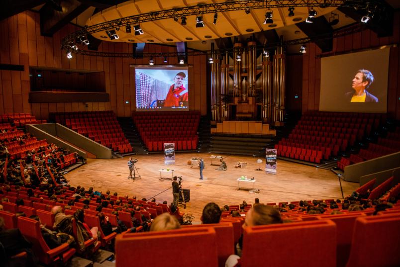 Saal mit Leinwand