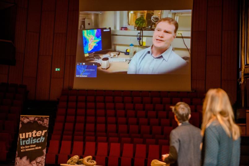 Saal mit Leinwand