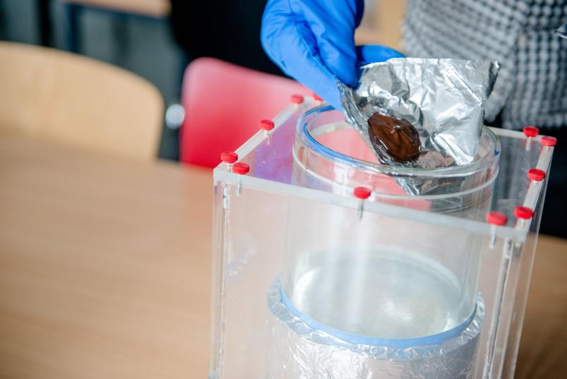 Schokolade wird in Stickstoff getaucht.