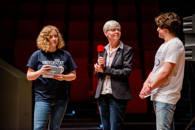 Studierende unterhalten sich mit Prorektorin.