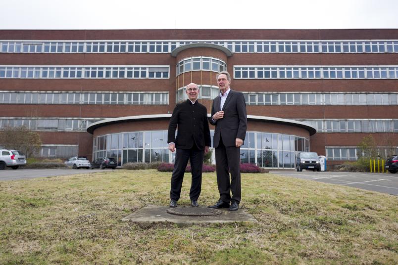 Norbert Herrmanns (links) und Axel Schölmerich vor der imposanten Fassade des O-Werks