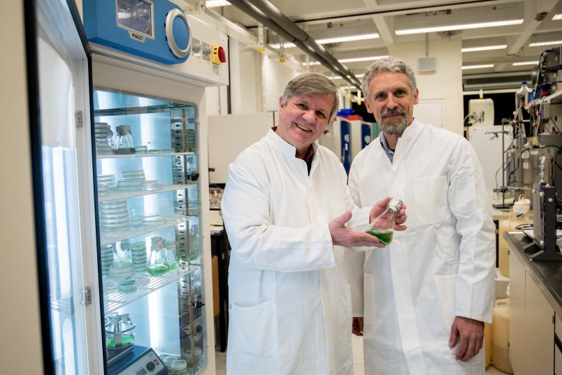 Matthias Rögner und Marc Nowaczyk im Labor