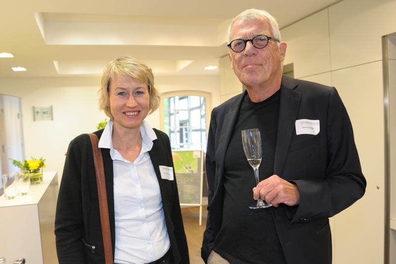 Prof. Dr. Uta Wilkens vom Institut für Arbeitswissenschaft und ehemalige Prorektorin für Lehre und Weiterbildung mit Altkanzler Gerhard Möller