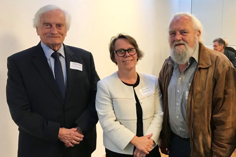 Kanzlerin Christina Reinhardt mit Altrektor Knut Ipsen und Helmut Weigmann (rechts), langjähriger Dezernent und Referent der Rektoren