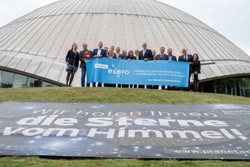 Gruppe von Personen vor einem Planetarium