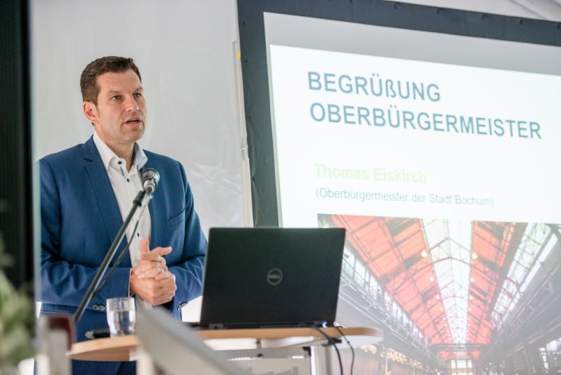 Bochums Oberbürgermeister Thomas Eiskirch bei seinem Grußwort zur Eröffnung der Lern- und Forschungsfabrik