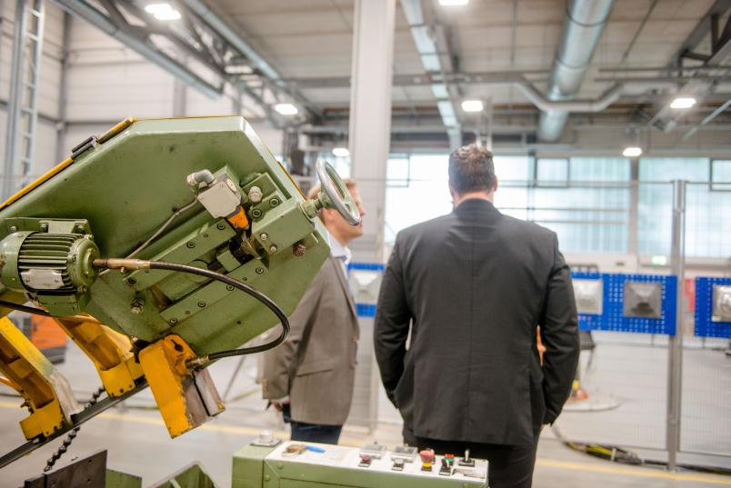 Die Technik steht keineswegs allein im Fokus – auch der Faktor Mensch ist wichtig. Einrichtung, Ausstattung und Forschungsthemen sind auf fachübergreifende Zusammenarbeit angelegt.