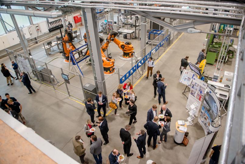 Der Blick von oben zeigt einen Teil der neuen Lern- und Forschungsfabrik. Sie erstreckt sich auf gut 2.000 Quadratmetern über zwei Etagen in der Industriehalle. 
