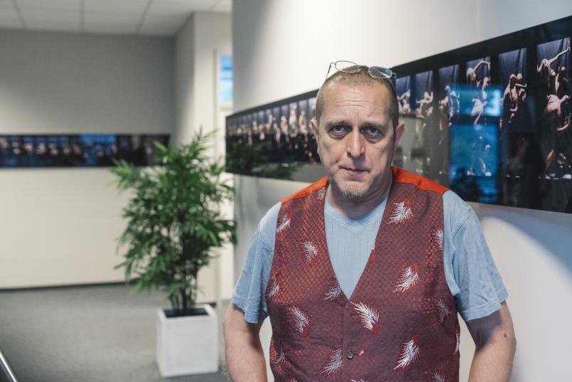 Stephan Kaluza vor einem Teil seines prämierten Kunstwerks, das sich über mehrere Meter erstreckt.