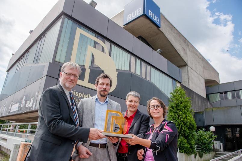 Gruppenbild mit Helmut Heitkamp, Leiter der Dortmunder Niederlassung des Bau- und Liegenschaftsbetriebs NRW, Tim Rieniets, Ina Schwarz, Dezernentin für Bau und Liegenschaften der RUB, und Kanzlerin Christina Reinhardt (von links)