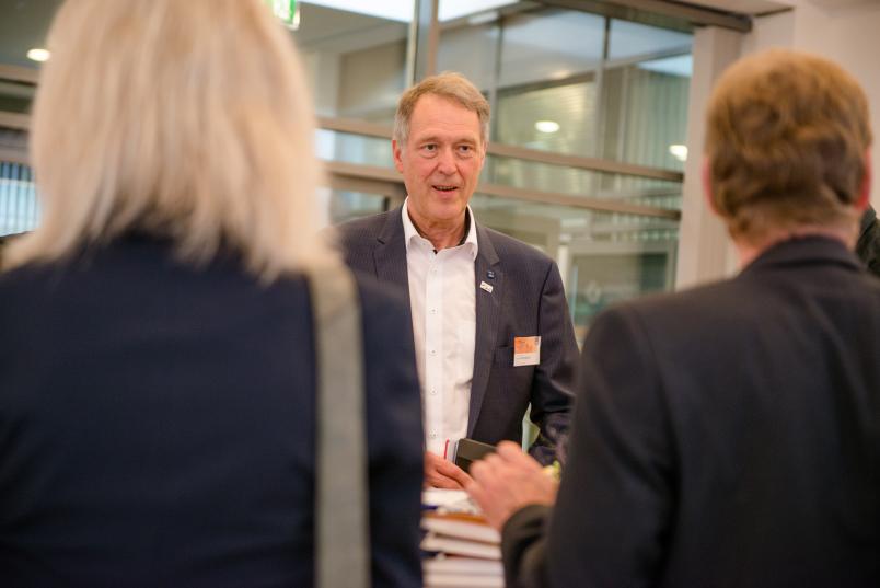 Kurz vor der Eröffnung erläutert Rektor Axel Schölmerich im Messebereich die Relevanz des gewählten Themas Digitalisierung.