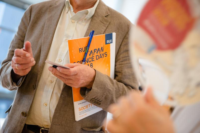 Die RUB Japan Science Days sind so umfangreich, dass die begleitenden Informationen locker eine Mappe füllen