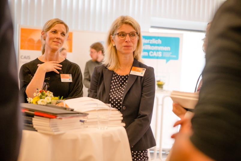 Stellvertretend für das Team des International Office schauen Iris Vernekohl (links) und Jutta Schmid auf eine lange und intensive Vorbereitung der Veranstaltung. 