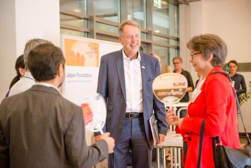 Rektor Axel Schölmerich und Prorektorin Uta Hohn (rechts) mit Gästen aus Japan.