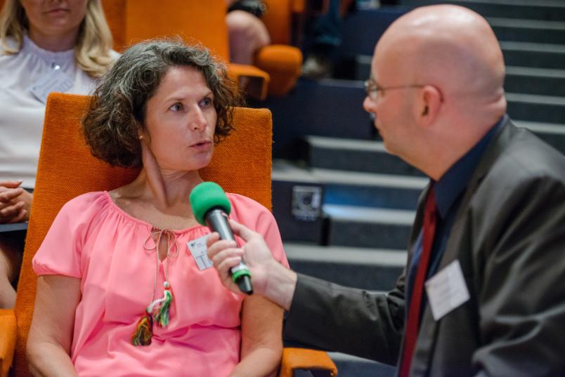 Moderator Armin Himmelrath mit Dr. Christiane Wüllner