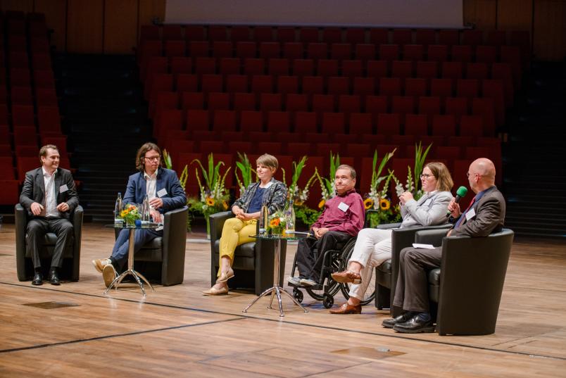 Diskussionsrunde im Audimax (von links): Erik Stoffelshaus, Matthias Bolte-Richter, Solvejg Nitzke, RUB-Biopsychologe Prof. Dr. Dr. Onur Güntürkün, Dr. Katja Fox (IHK Mittleres Ruhrgebiet) und Moderator Armin Himmelrath