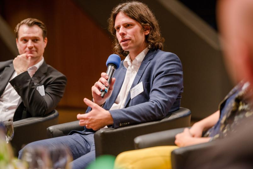 Erik Stoffelshaus, Sportdirektor des Fußballclubs Lokomotive Moskau (links), und der Landtagsabgeordnete Matthias Bolte-Richter 